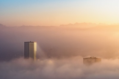 (7) Prime Tower und Renaissance Hotel über Nebel