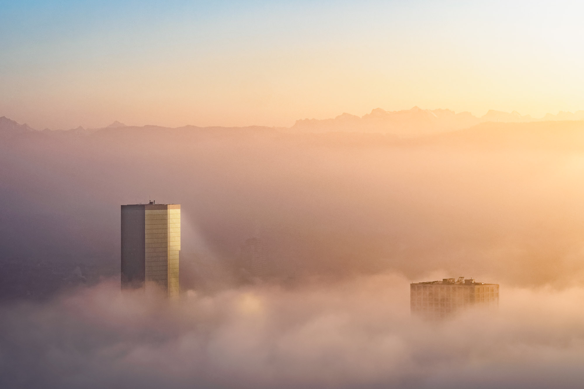 (7) Prime Tower und Renaissance Hotel über Nebel